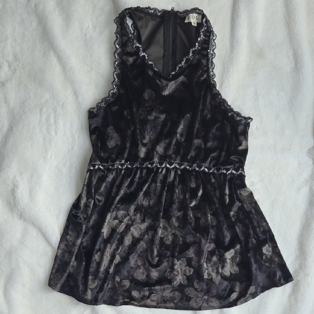 Pol size s Floral Black Velvet Top with lace detail